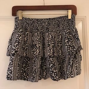 Alice + Olivia Black & White skirt. size 2